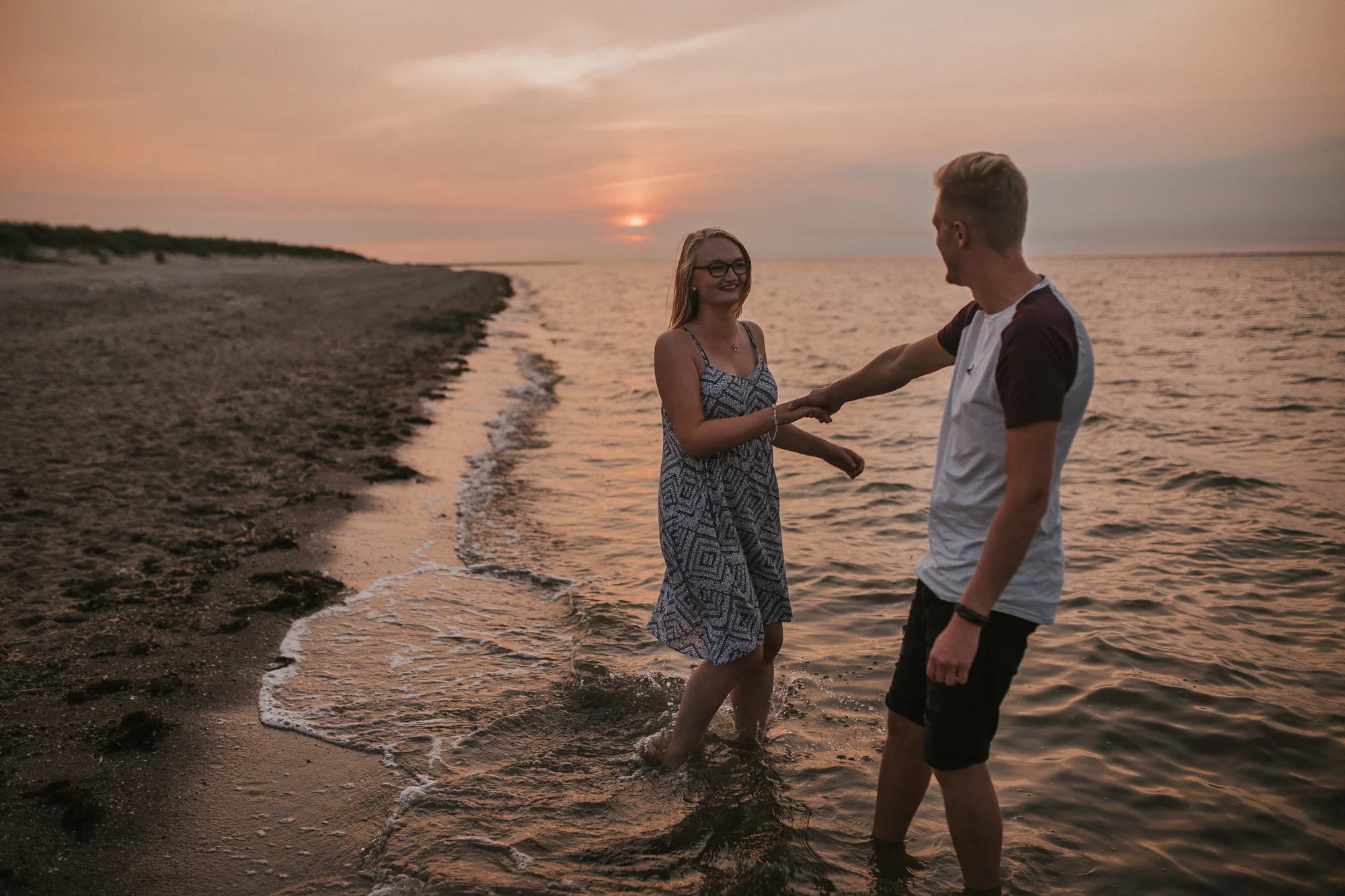 Paarshooting am Wasser bei Sonnenuntergang an der Nordsee