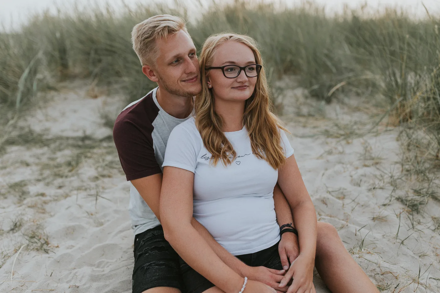 Paar in den Dünen an der Nordsee